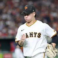 　６回の投球を終え、ベンチに戻る井上
