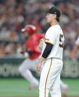 　４回、末包（左）に同点２ランを浴びる井上（撮影・西岡正）