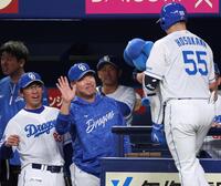 　２回、左越えへ先制ソロを放った細川（５５）を迎える井上監督（中央）＝撮影・中田匡峻