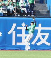 　６回、石上の打球で赤羽の捕球が完全捕球かどうかの判定を巡り、ヤクルトがリクエスト。リプレー検証の結果アウト（撮影・金田祐二）