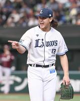 　５回のピンチを切り抜けナインを指さす高橋（撮影・園田高夫）