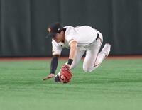 　１１回、末包の中飛を好捕する増田大（撮影・西岡正）