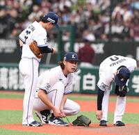 　１回、ピンチを背負い靴紐を結び直す高橋（中央）＝撮影・園田高夫