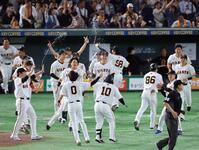 　１２回、サヨナラの中犠飛を放った甲斐（１０）を祝福する巨人ナイン