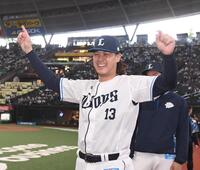 　笑顔でバンザイする高橋（撮影・園田高夫）