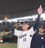 　笑顔でバンザイする高橋（撮影・園田高夫）