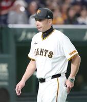 　８回裏が終わり、選手交代を告げた阿部監督