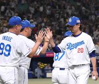 　勝利を挙げ、井上監督とタッチを交わす涌井（右）＝撮影・北村雅宏