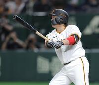 　１２回、サヨナラとなる中犠飛を放つ甲斐（撮影・西岡正）