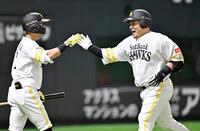 　２回、先制ソロを放ち中村（左）とタッチする山川（共同）