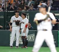 　回またぎとなり、甲斐（右）と話す大勢（撮影・西岡正）