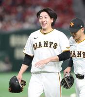 　１２回表を抑え、笑顔でベンチに戻る大勢