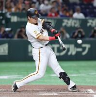 　１２回、岡本が右前打を放つ