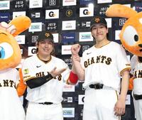 　ヒーローインタビューでポーズをとる甲斐（左）と大勢