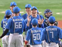 　ソフトバンクに勝利し喜ぶ日本ハムナイン
