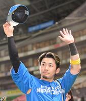 　ファンの声援に応える水野