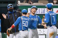 　９回１失点で３勝目を挙げナインを迎える伊藤（右から２人目）。左端は新庄監督