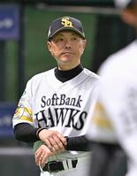 　９回の攻撃を終え、選手交代を告げた小久保監督