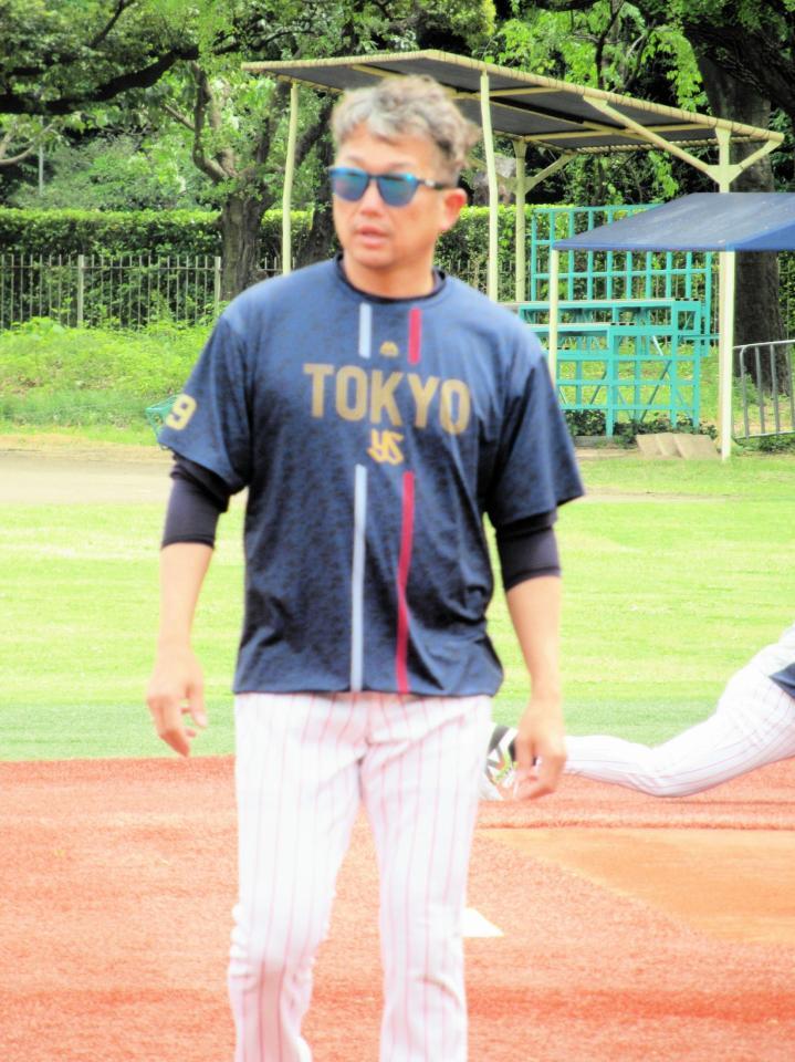 　調整を行う石川