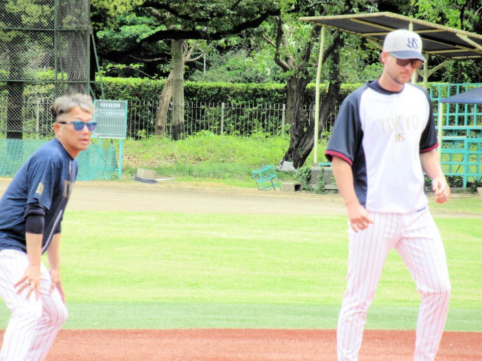 　調整を行う石川。右はランバート