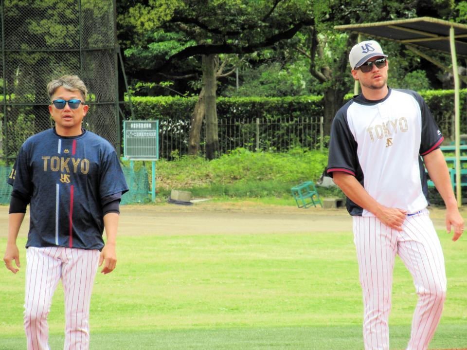 　調整を行う石川。右はランバート