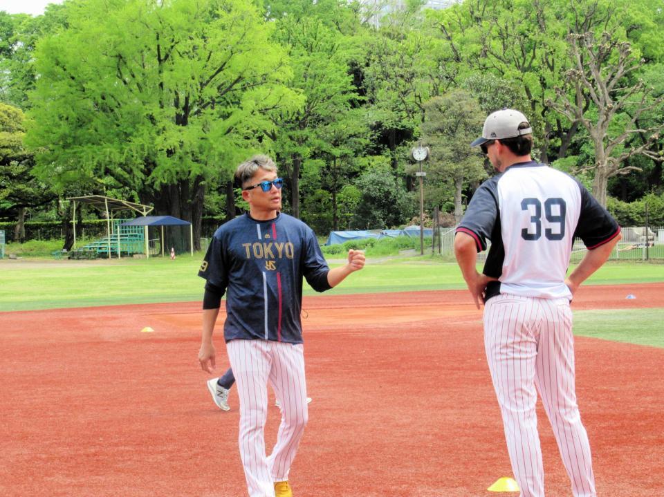 　調整を行う石川。右はランバート