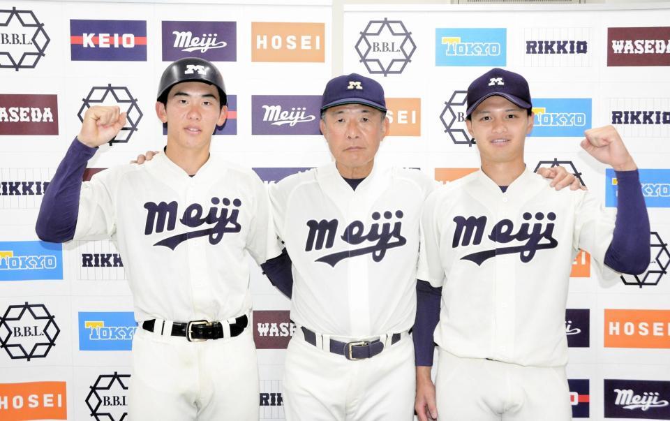 　勝ち点２を挙げた明大の（左から）小島、戸塚監督、毛利