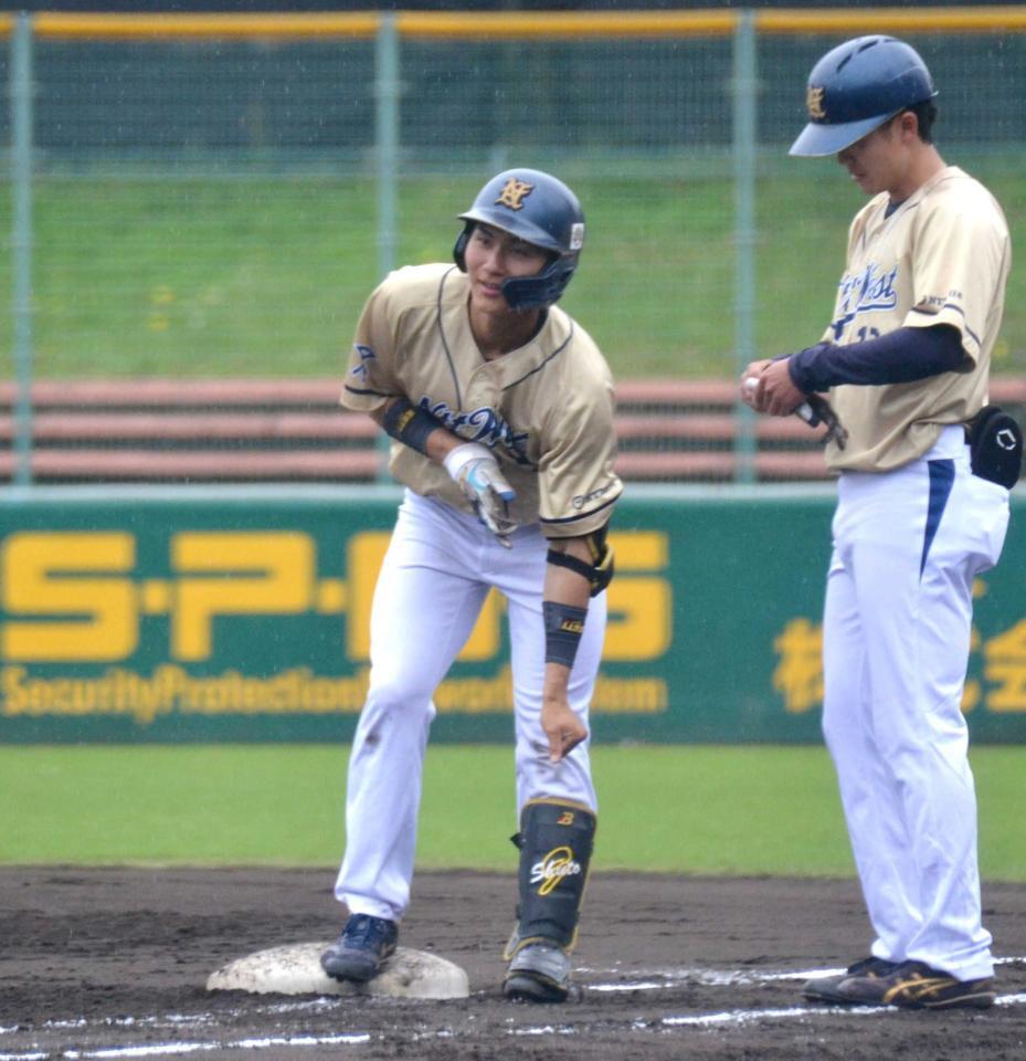 　３回に遊撃内野安打を放ったＮＴＴ西日本・成瀬（左）