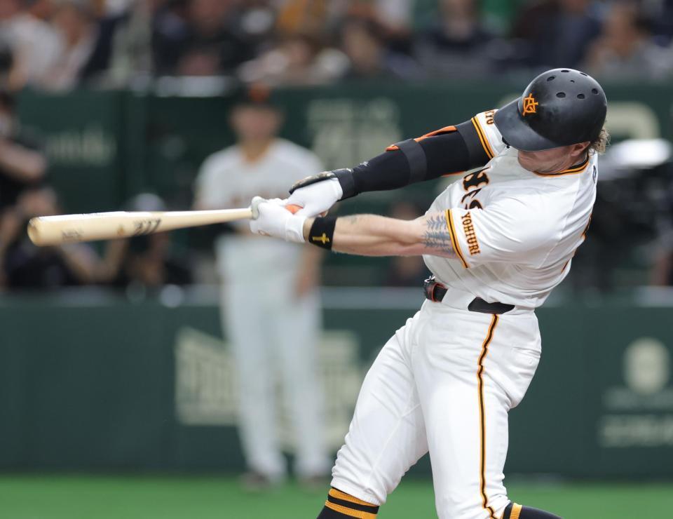 　２回、右越えに先制２ランを放つキャベッジ（撮影・西岡正）