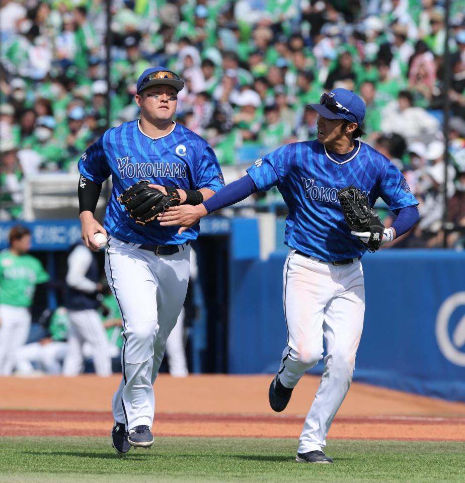 　３回、オスナの打球を好捕するも牧がタッチしてくれず追いかける度会（撮影・金田祐二）