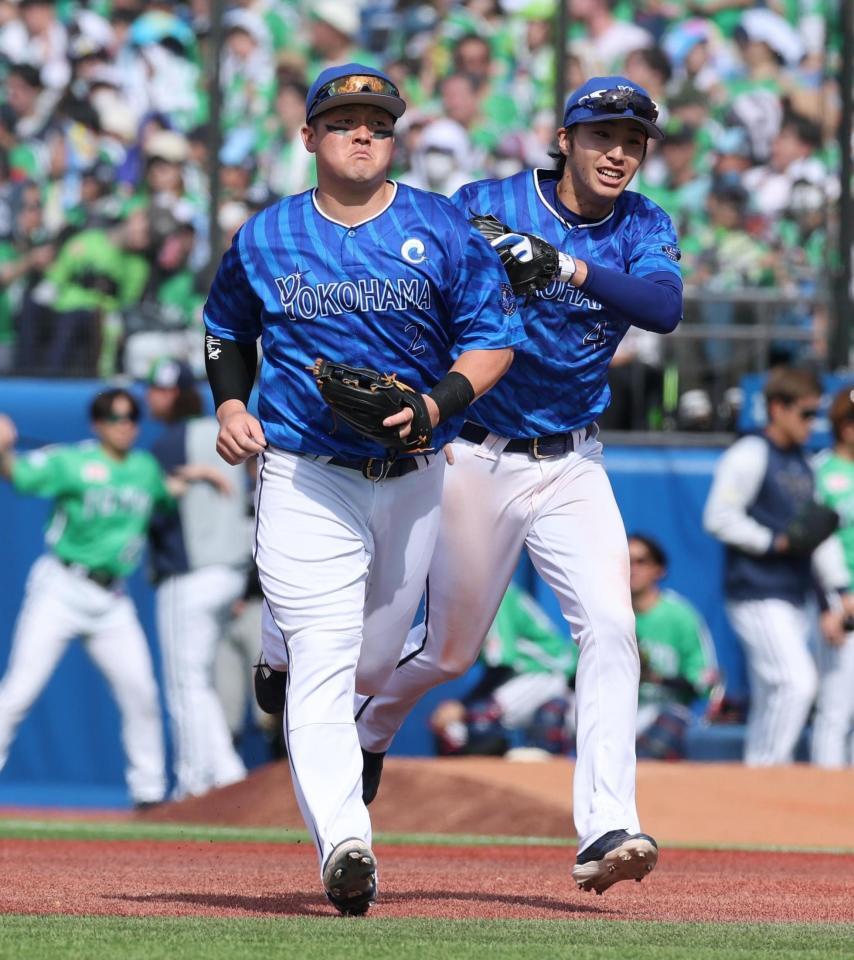 　３回、オスナの打球を好捕するも牧がタッチしてくれず追いかける度会（撮影・金田祐二）