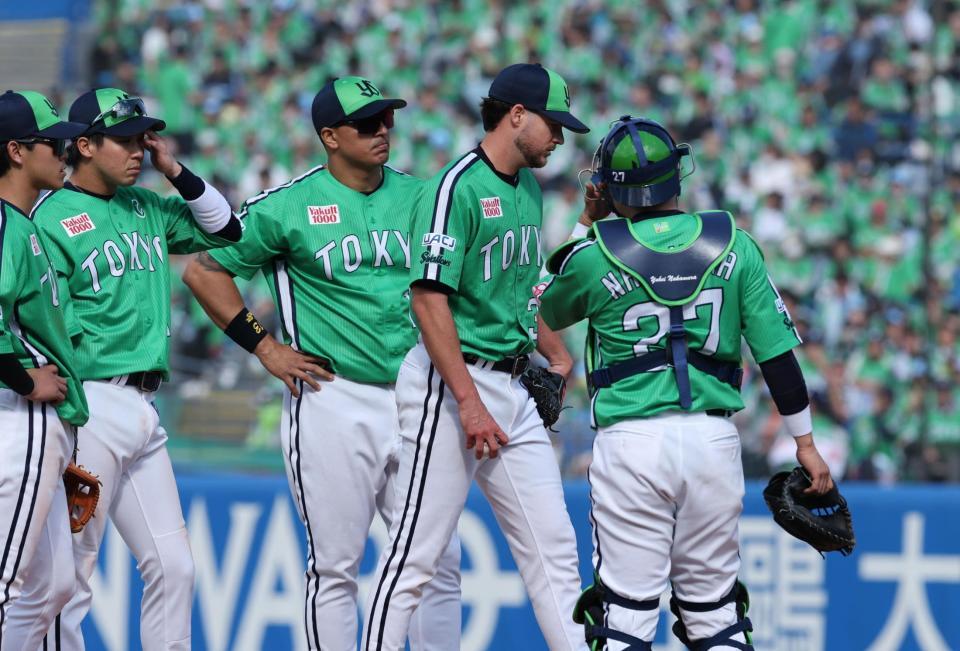 　５回、降板するランバート（右から２人目）＝撮影・金田祐二