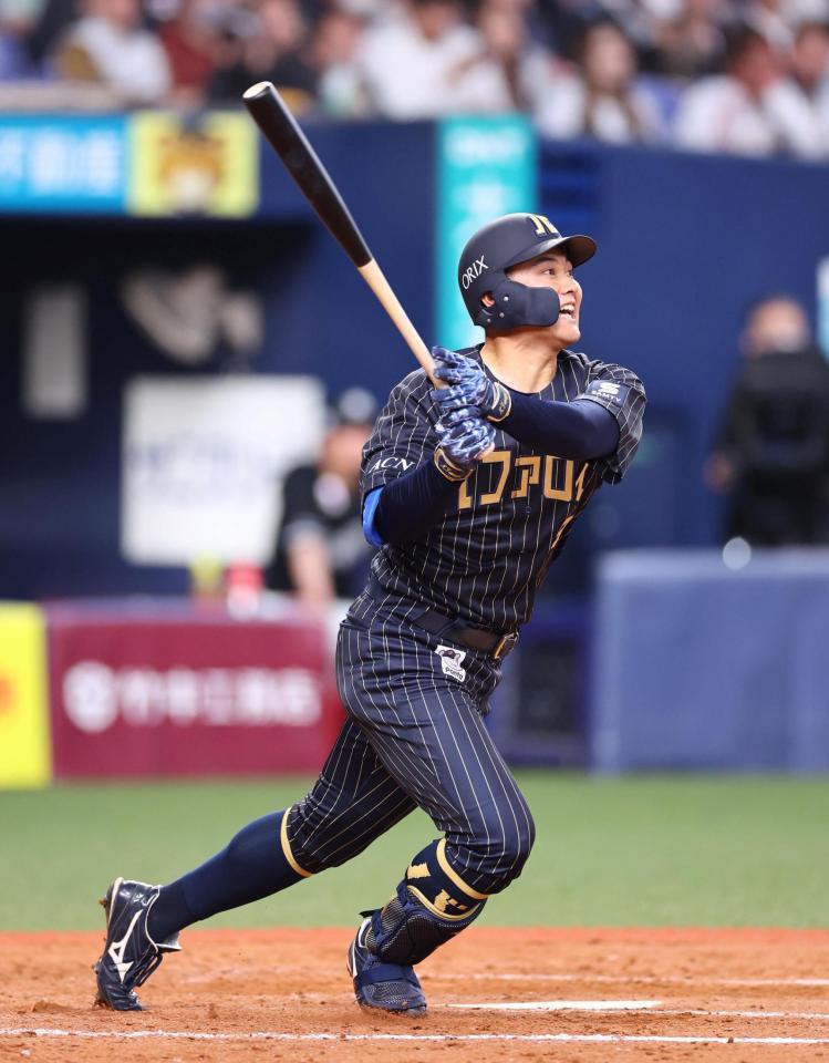 　９回、右越えに三塁打を放つ野口（撮影・山口登）