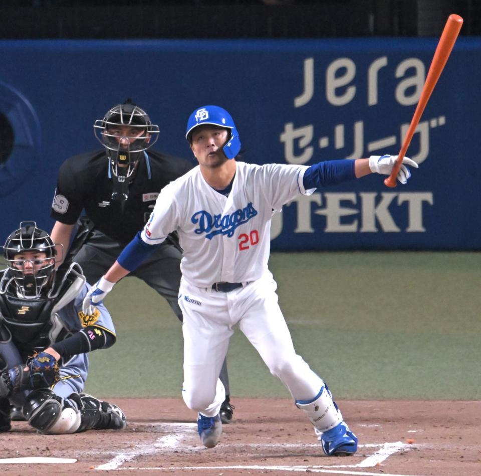 　３回、中前打を放つ涌井（撮影・飯室逸平）