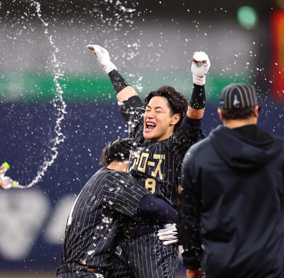 　９回、サヨナラ打を放った麦谷は手荒く祝福される（撮影・山口登）