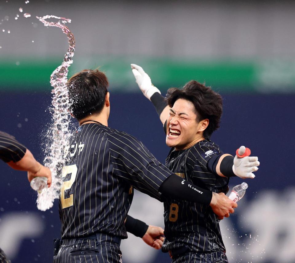 　９回、サヨナラ打を放った麦谷は手荒く祝福される（撮影・山口登）