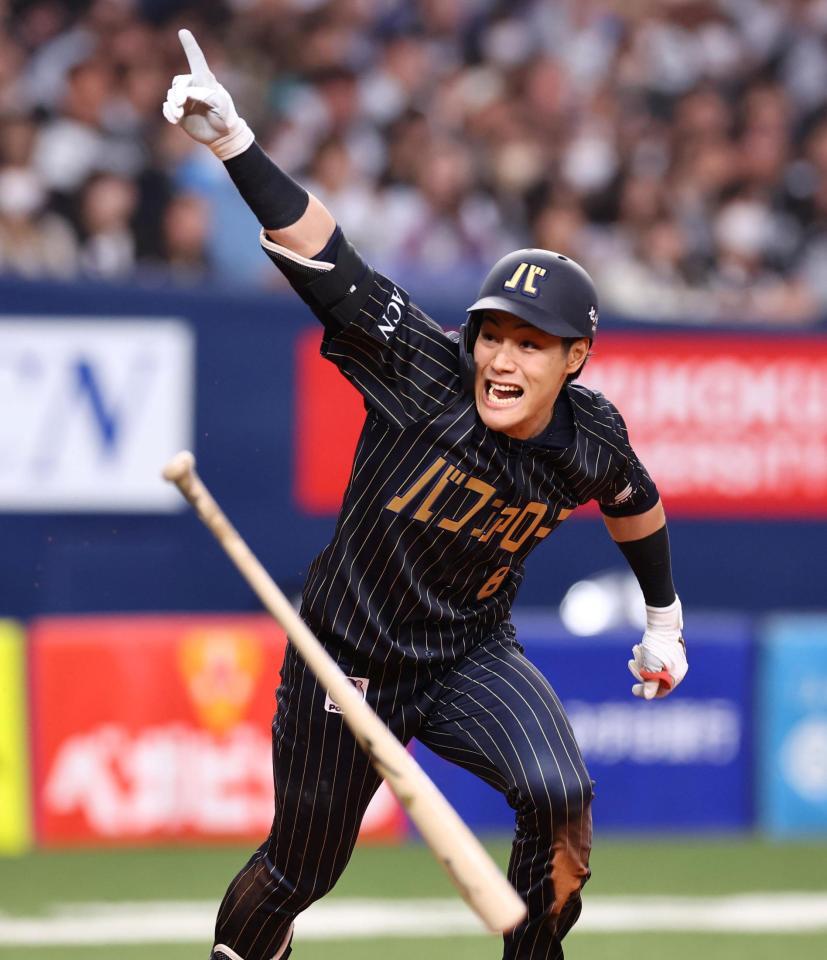 　９回、右前にサヨナラ打を放つ麦谷（撮影・山口登）