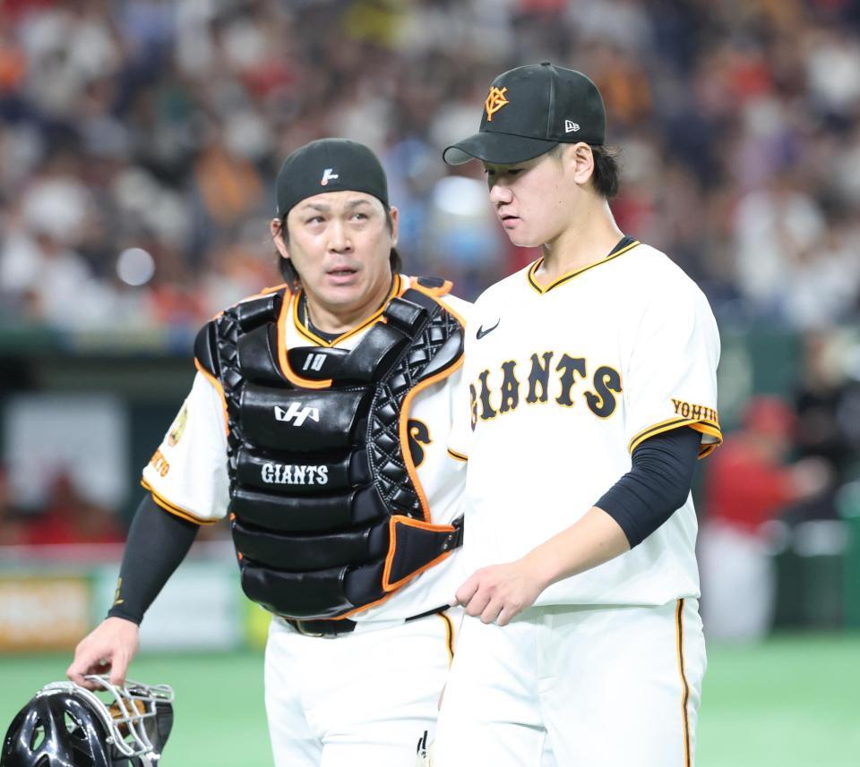 　５回を抑え、捕手甲斐と話しながらベンチに戻る井上