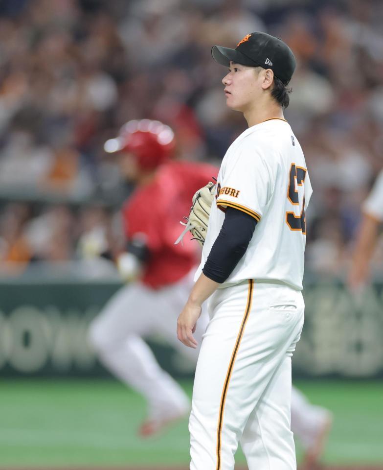 　４回、末包（左）に同点２ランを浴びる井上（撮影・西岡正）