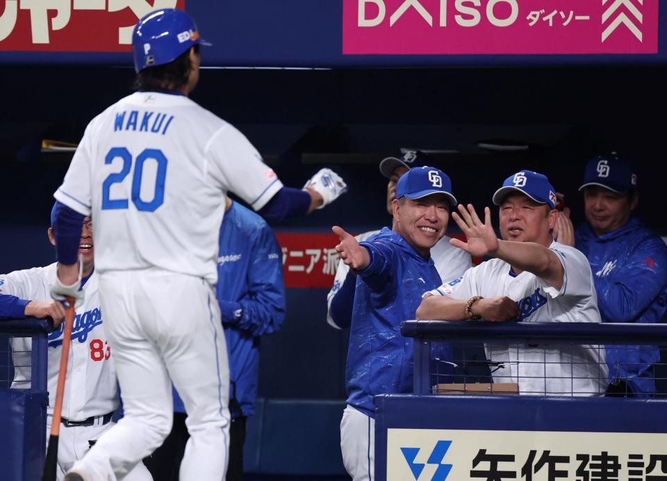 　５回、上林の２点適時打で生還した涌井（２０）を迎える井上監督（中央）と松中コーチ（撮影・中田匡峻）