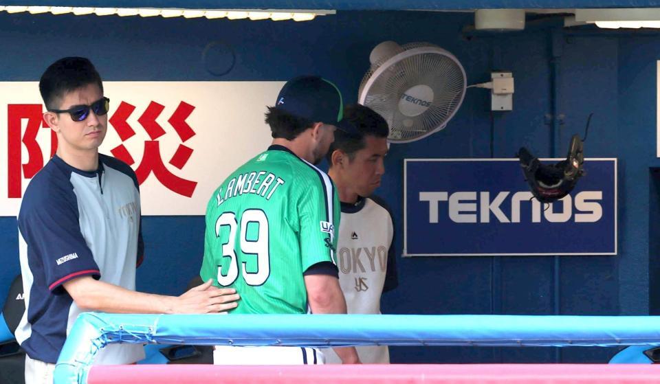 　５回、降板しグラブを放って悔しがるランバート（撮影・金田祐二）