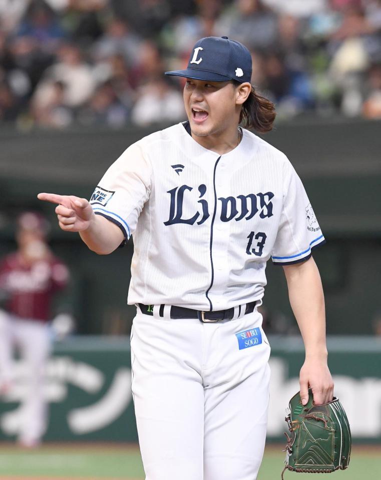 　５回のピンチを切り抜けナインを指さす高橋（撮影・園田高夫）