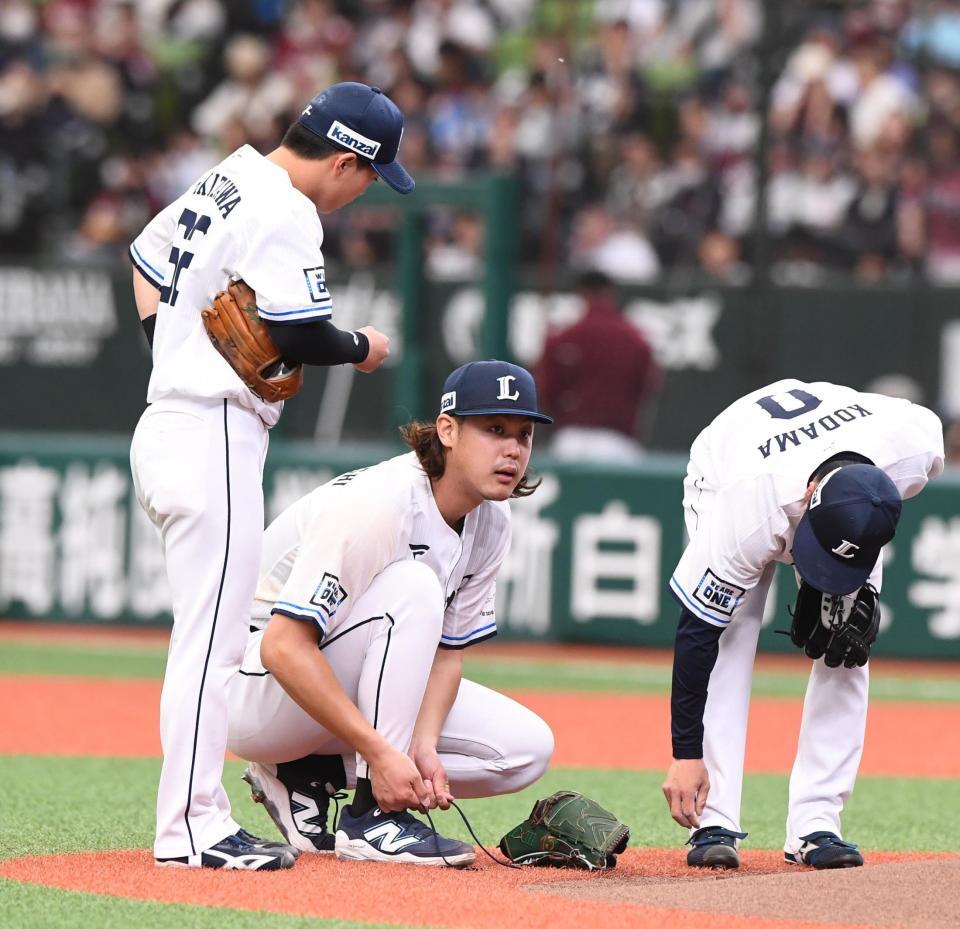 　１回、ピンチを背負い靴紐を結び直す高橋（中央）＝撮影・園田高夫