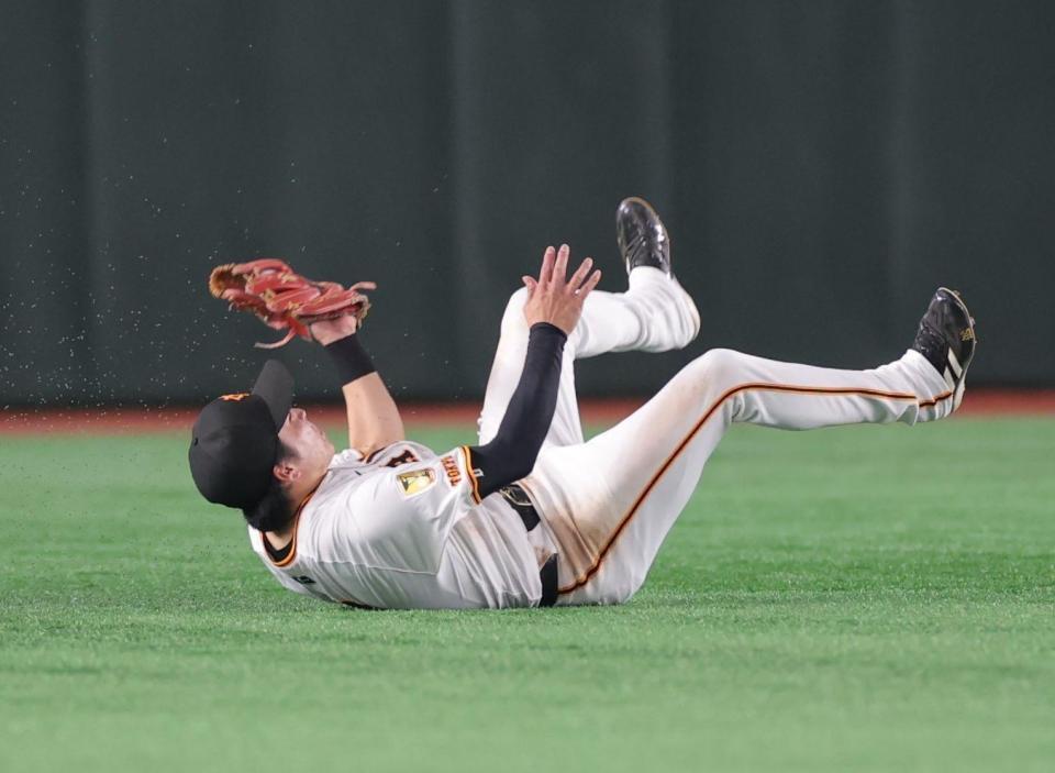 　１１回、末包の中飛を好捕する増田大（撮影・西岡正）