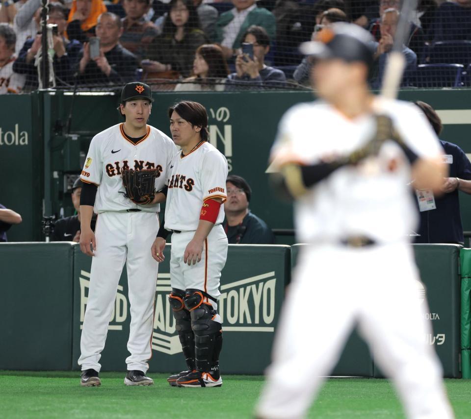 　回またぎとなり、甲斐（右）と話す大勢（撮影・西岡正）