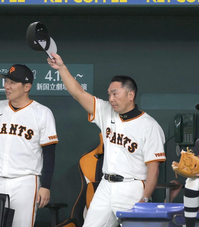 　１１回、好守の増田大に帽子を振る阿部監督（撮影・西岡正）