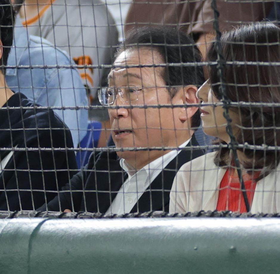 　ネット裏で観戦する岸田文雄元首相（撮影・西岡正）