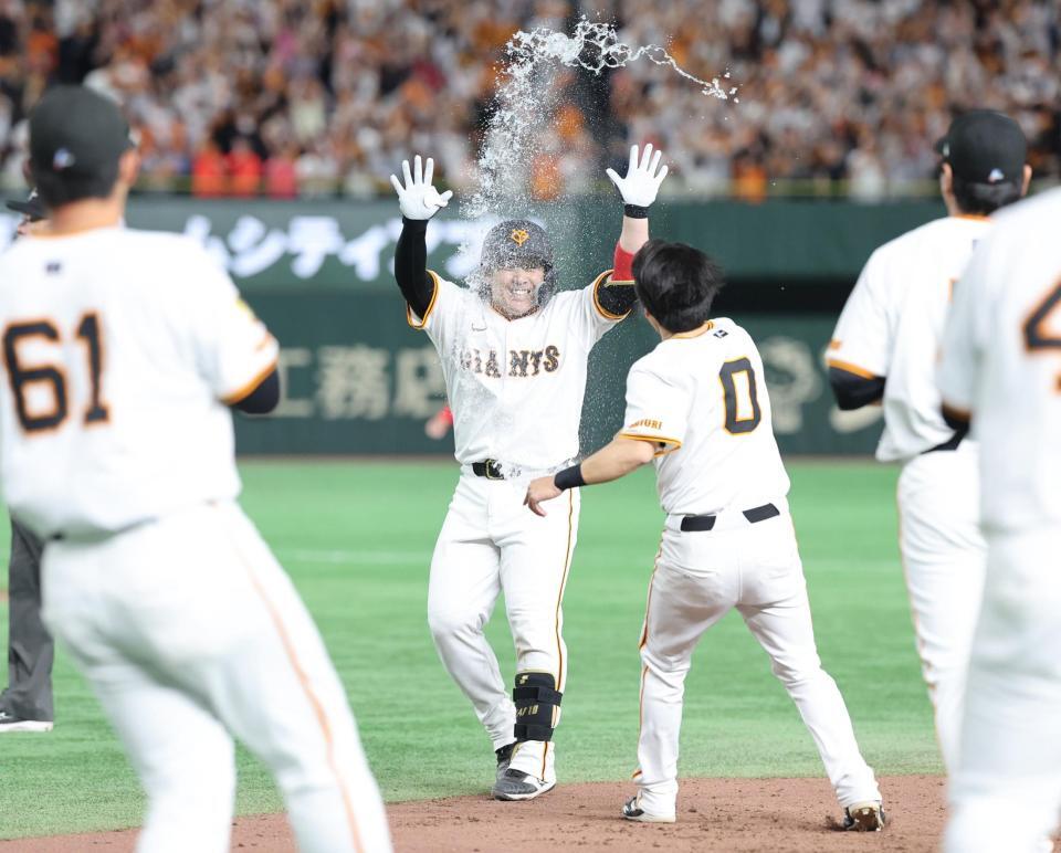 　１２回、サヨナラの中犠飛を放ち祝福される甲斐（中央）