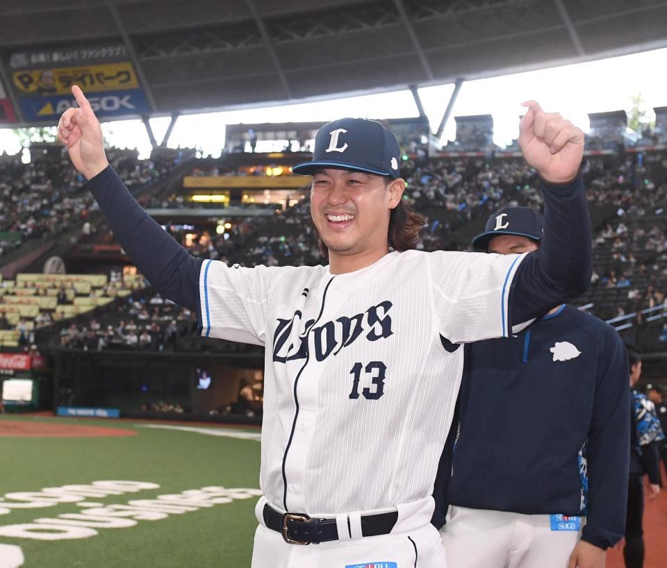 　笑顔でバンザイする高橋（撮影・園田高夫）