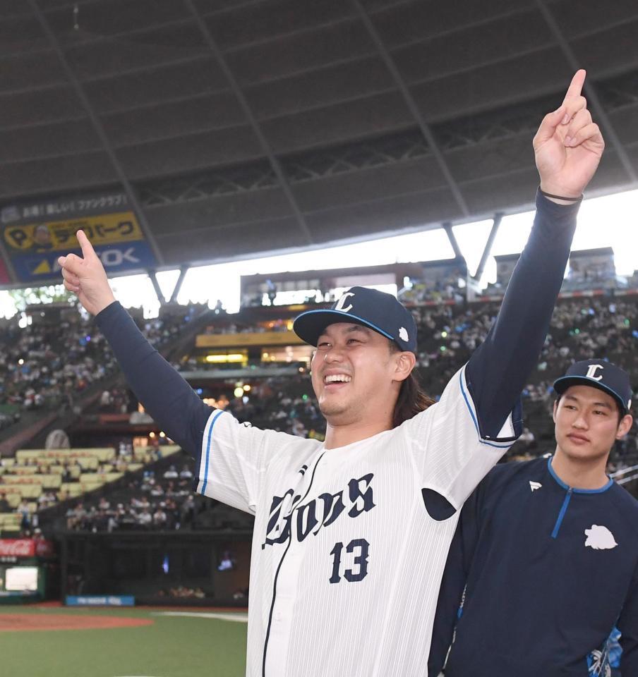 　笑顔でバンザイする高橋（撮影・園田高夫）